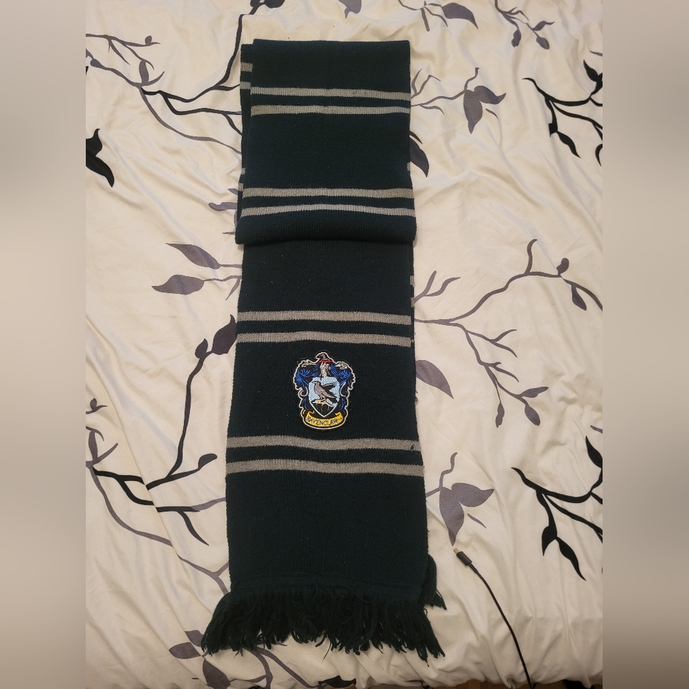 Ravenclaw House Scarf with Crest